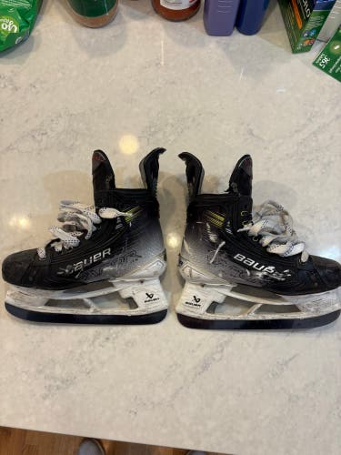 Intermediate Bauer Vapor Hyperlite 2 Hockey Skates |  Size: 4.5 Fit 3