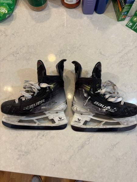 Intermediate Bauer Vapor Hyperlite 2 Hockey Skates |  Size: 4.5 Fit 2