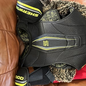 Men's Large Senior Sher-Wood Rekker Shoulder Pads (New)