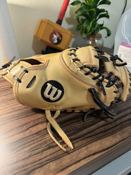 Wilson A2000 RH Catcher's Baseball Glove 33" (Used)