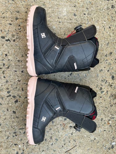 Women's Size M 6.0 (W 7.0) DC Snowboard Boots Medium Flex All Mountain (New)