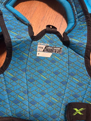 Youth large shoulder pads Bauer X nexus line