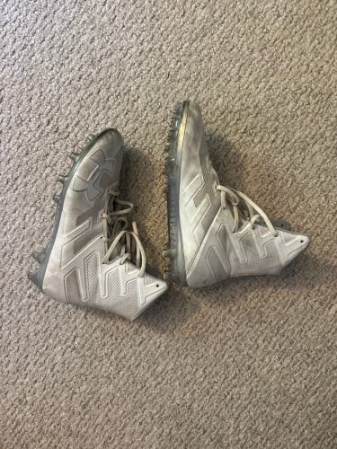 White Men's Size M 9.0 (W 10.0) Adult Under Armour Cleats (Used)