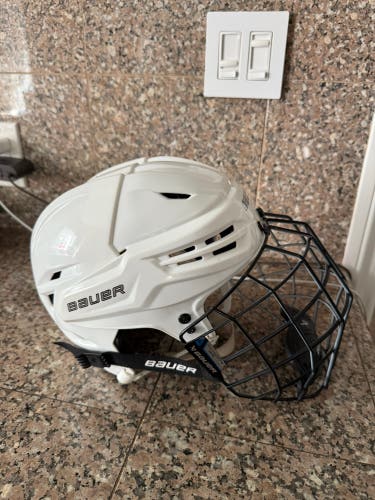 Small Bauer Re-Akt 95 Helmet (Used)