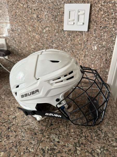 Small Bauer Re-Akt 95 Helmet (Used)