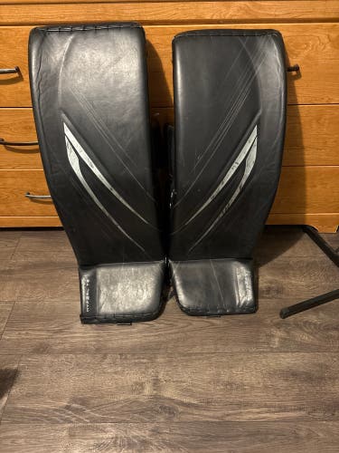 Large Bauer Vapor Hyperlite 2 Goalie Leg Pads (Used)