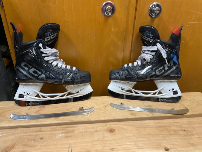 2023 CCM JetSpeed FT690 Hockey Skates Regular Width 8.5 (Used)