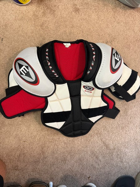 Youth Medium/Large Easton Shoulder Pads (Used)