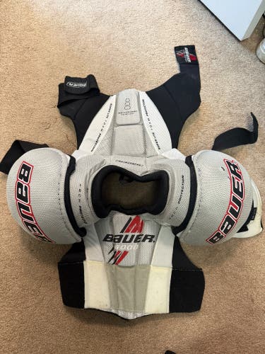 Youth Medium/Large Bauer Shoulder Pads (Used)
