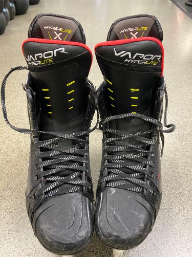 Bauer Vapor Hyperlite Hockey Skates Size 6.5 (Used)
