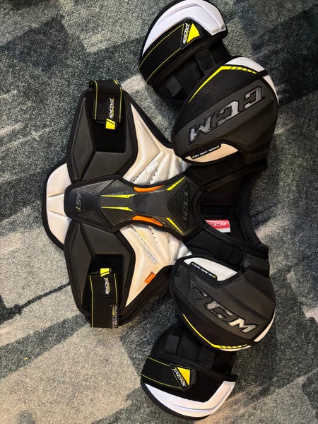 Medium Senior CCM Super Tacks AS1 Shoulder Pads (Used)