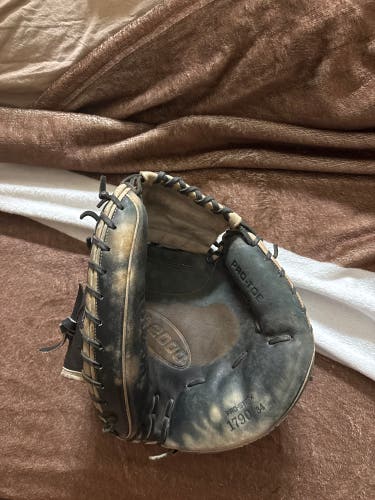 Wilson A2000 RH Baseball Glove 34" (Used)