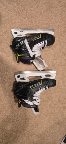 CCM Super Tacks 9370 Hockey Goalie Skates Regular Width 6 (Used)