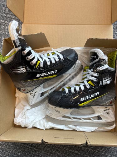 2023 Bauer Vapor X4 Hockey Skates Regular Width Size 2 (Used)