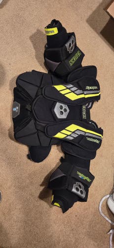 Medium/Large Vaughn Velocity VE8 Junior Goalie Chest Protector (Used)