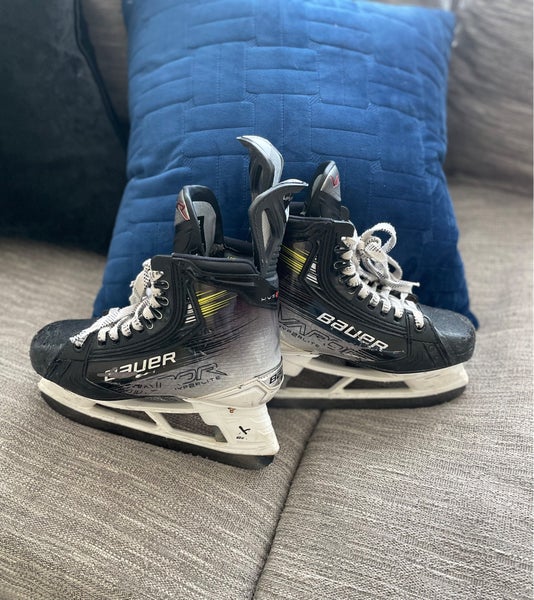 2024 Bauer Vapor Hyperlite 2 Hockey Skates Regular Width Size 4 (Used)