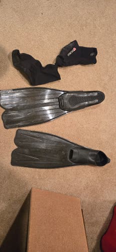 Cressi size 7-8 fins with aqua socks (Used)