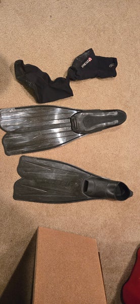 Cressi size 7-8 fins with aqua socks (Used)