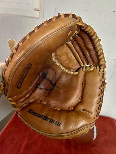 Nike Show Series RHT Catcher's Baseball Glove 33" (Used)