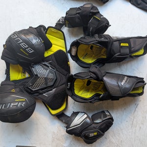 Small / Medium Junior Bauer M5 Pro Shoulder Pads Pro Stock (Used)
