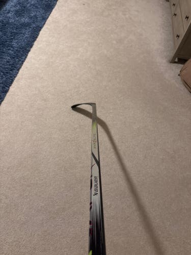 Junior Bauer Vapor Hyperlite 2 Right Handed Hockey Stick P28 (Used)