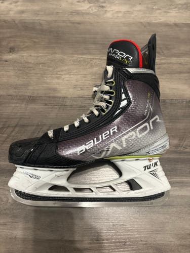 Bauer Vapor Hyperlite Hockey Skates Regular Width 7 (Used)