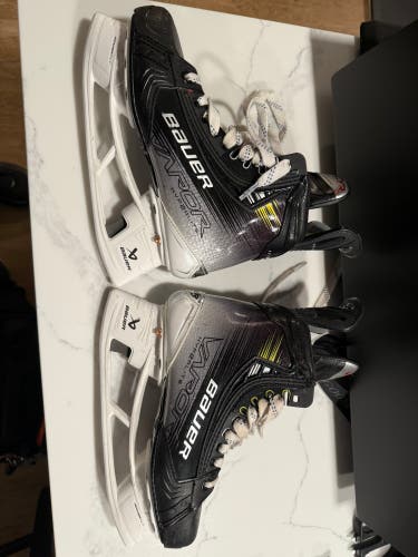2023 Bauer Vapor Hyperlite 2 Hockey Skates Regular Width Size 4.5 (New)
