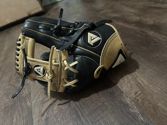 Mint College Akadema 11.5" (Used)