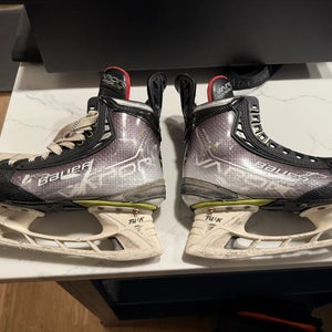 2021 Bauer Vapor Hyperlite Hockey Skates Regular Width Size 5.5 (Used)