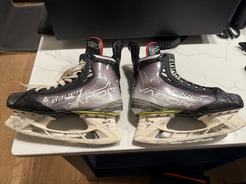 2021 Bauer Vapor Hyperlite Hockey Skates Regular Width Size 5.5 (Used)