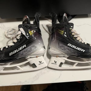2023 Bauer Vapor Hyperlite 2 Hockey Skates Regular Width Size 4.5 (New)