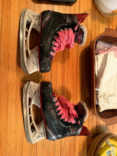 Bauer Vapor x 2.7 Hockey Skates Size 2.5 (Used)