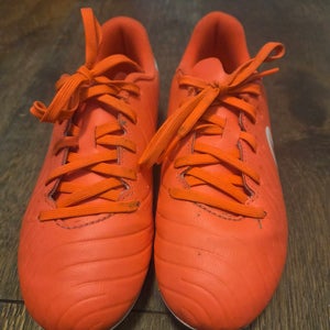 Pink Kids 2.5Y (Big Kids / Youth) Nike Soccer Cleats (Used)