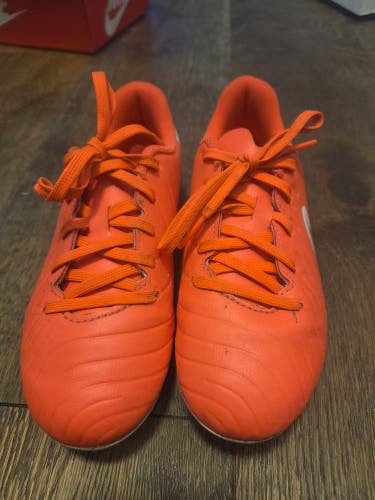 Pink Kids 2.5Y (Big Kids / Youth) Nike Cleats (Used)