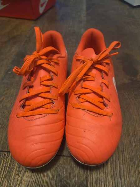 Pink Kids 2.5Y (Big Kids / Youth) Nike Cleats (Used)
