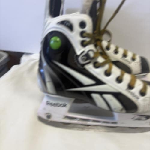 Junior Size 2 Reebok 7K Pump Ice Hockey Skates