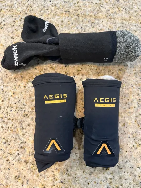 Aegis Bracer Flex D3O Wrist Guards! Ice Hockey Adult M & Brand New Cut Resistant Socks Men