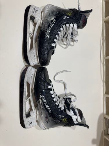 Bauer Vapor Hyperlite 2 Hockey Skates Size 4 (Used)