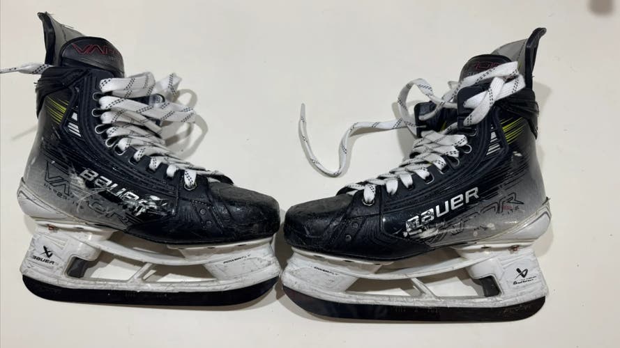 Bauer Vapor Hyperlite 2 Hockey Skates Size 4 (Used)
