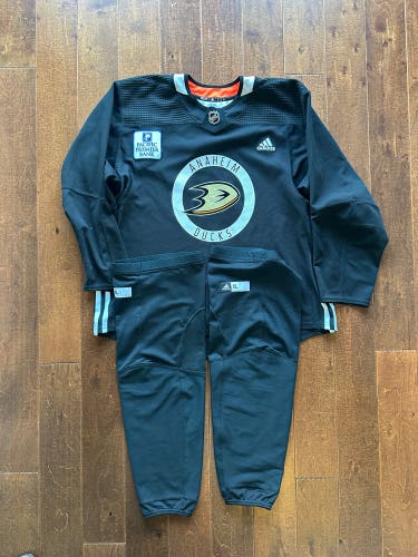 Anaheim Ducks Black Size 58 Men's Adidas Practice Jersey and Socks (Used)