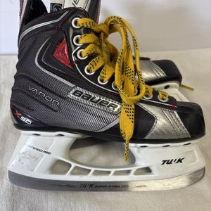 Junior Size 2.5 Bauer Vapor X50 Ice Hockey Skates.  Excellent Condition!!