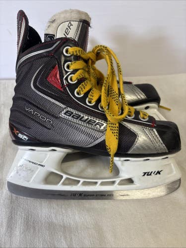 Junior Size 2.5 Bauer Vapor X50 Ice Hockey Skates.  Excellent Condition!!