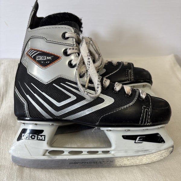Junior Size 4 CCM 1-0 88 Ice Hockey Skates