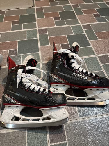Bauer Vapor X2.7 Hockey Skates Regular Width Size 4.5 (Used)