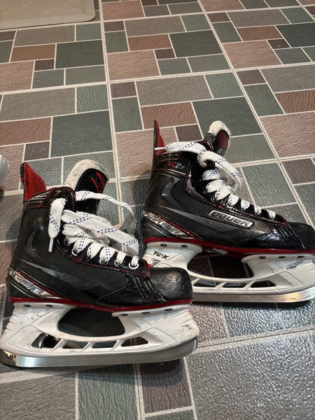 Bauer Vapor X2.7 Hockey Skates Regular Width Size 4.5 (Used)