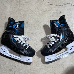 Intermediate True Catalyst 5X4 Hockey Skates - Size 4.5R (Used)