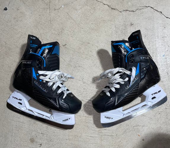 Intermediate True Catalyst 5X4 Hockey Skates - Size 4.5R (Used)