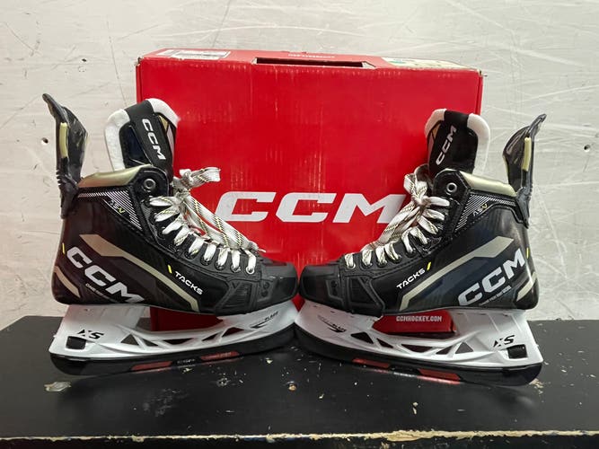 CCM AS-V Hockey Skates Wide Width 6 (New)