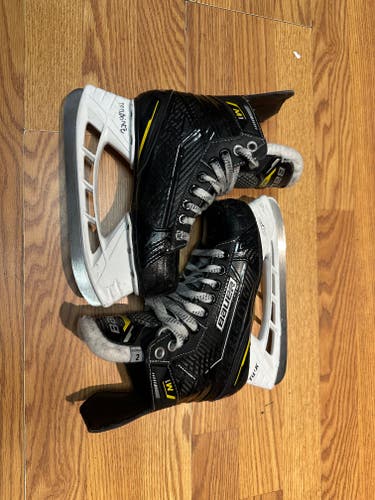 Bauer Supreme M1 Hockey Skates Size 2 (Used)