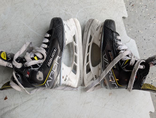 2023 Bauer Vapor 3X Hockey Skates Regular Width Size 4 (Used)